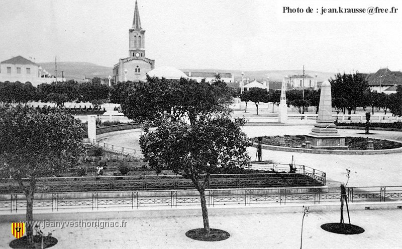 02 1938 Ain El Arba Place et eglise copie.jpg - La place, avec son monument aux morts et l'église - 1938. (photo Jean Krausse)